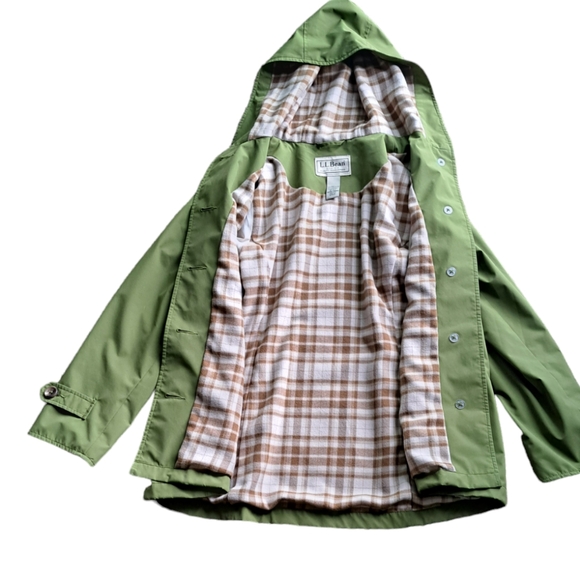 L.L. Bean Jackets & Blazers - 🫨L.L. BEAN. WOMEN'S SIZE MEDIUM PETITE GREEN FLANNEL LINED HOODED RAINCOAT.